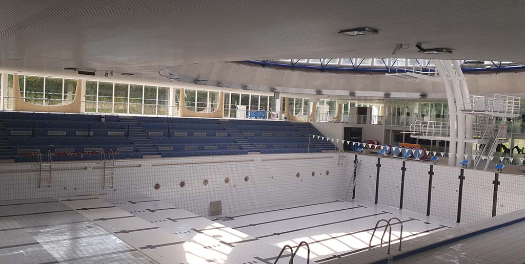 photo du bassin olympique vide